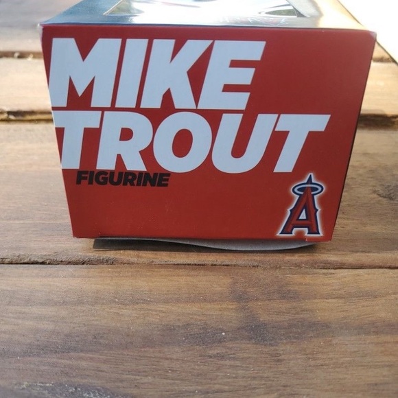 2015 Los Angeles Angeles' Mike Trout 4.25 in. figurine moves up or down wall. - Picture 3 of 3